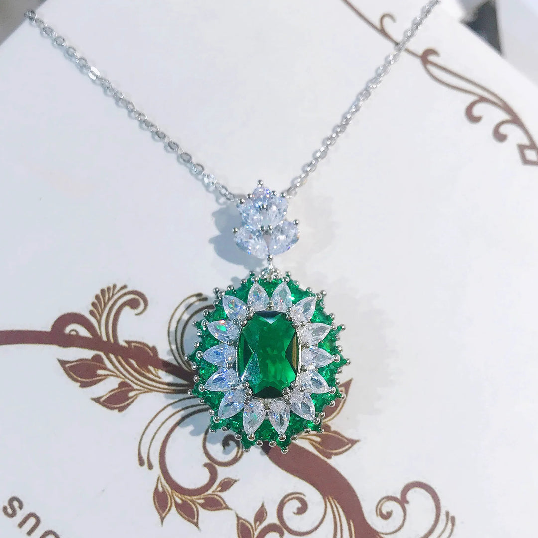 طقم مجوهرات نسائي من الزمرد والياقوت - قلادة، خاتم، وأقراط